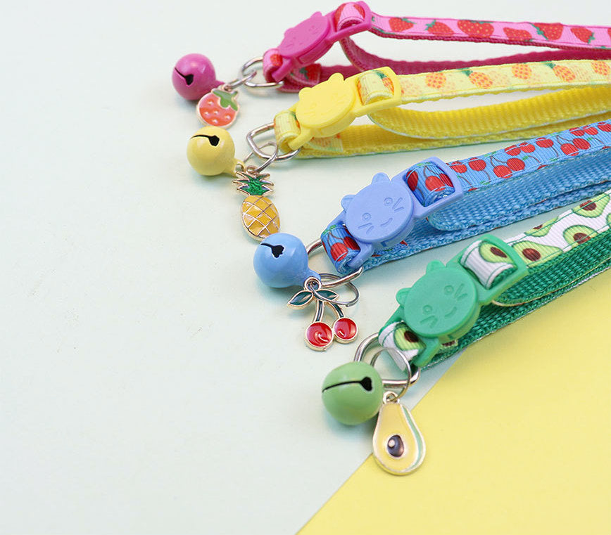 Colliers colorés pour chien avec grelots, motifs fruités et breloques assorties.