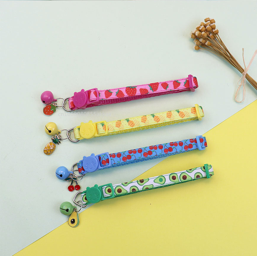 Colliers colorés pour chien avec cloche et motifs fruités, assortis à laisse et gamelle.