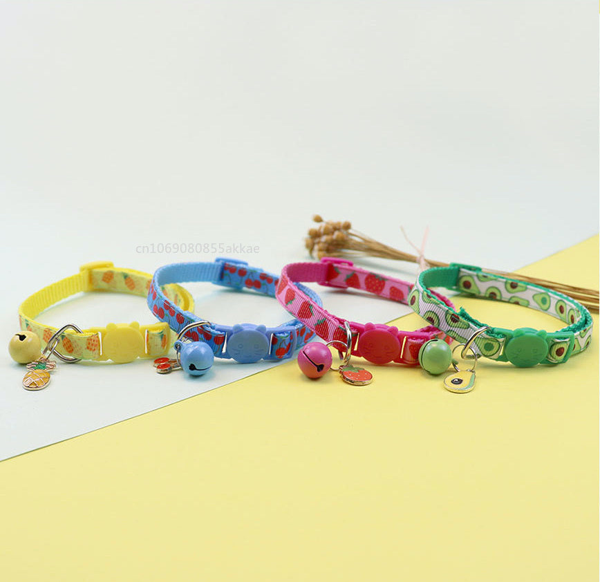 Colliers pour chien colorés avec petits grelots, motifs fraise, assortis à laisse et gamelle.