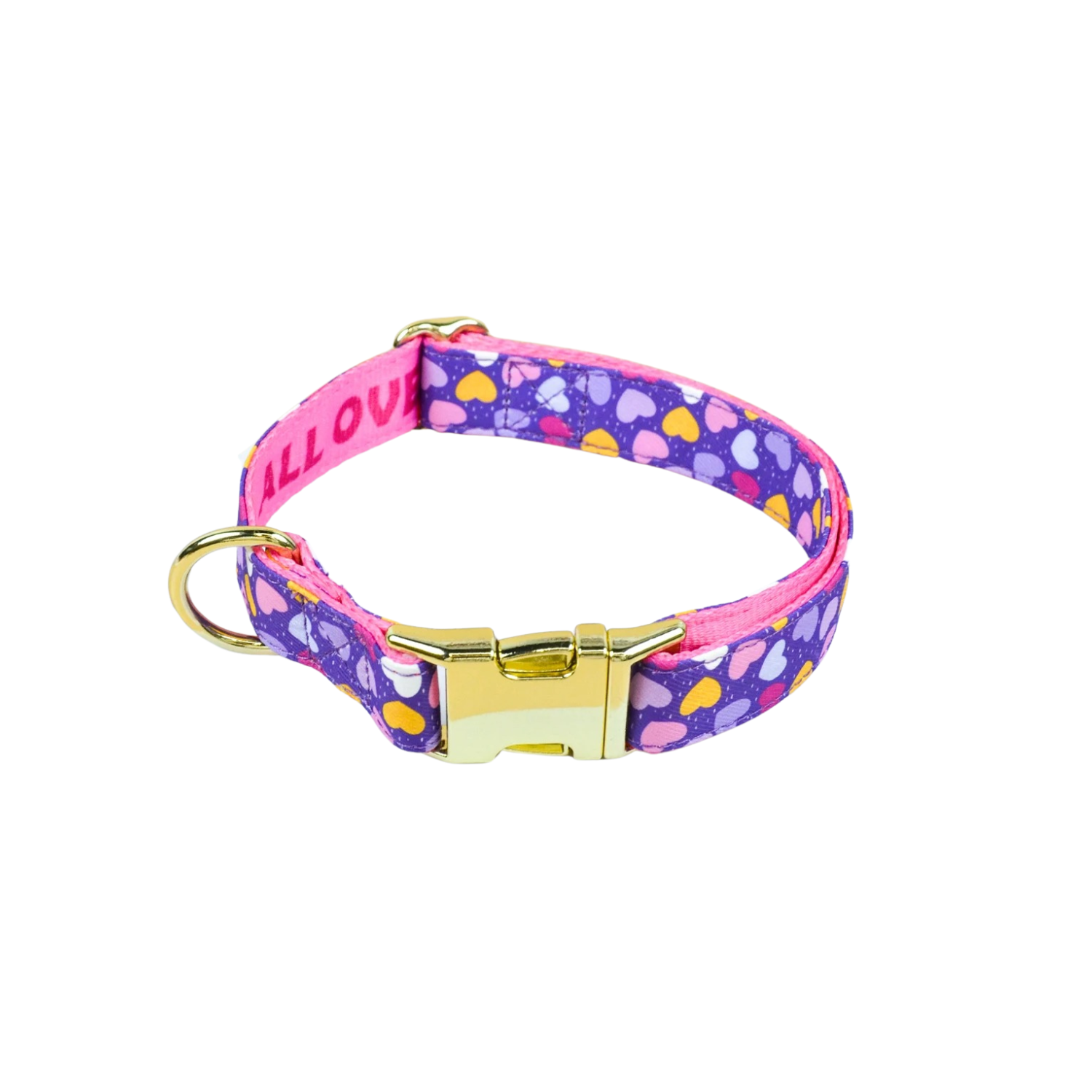 Collier pour chien violet à motifs de cœurs avec boucle dorée robuste.
