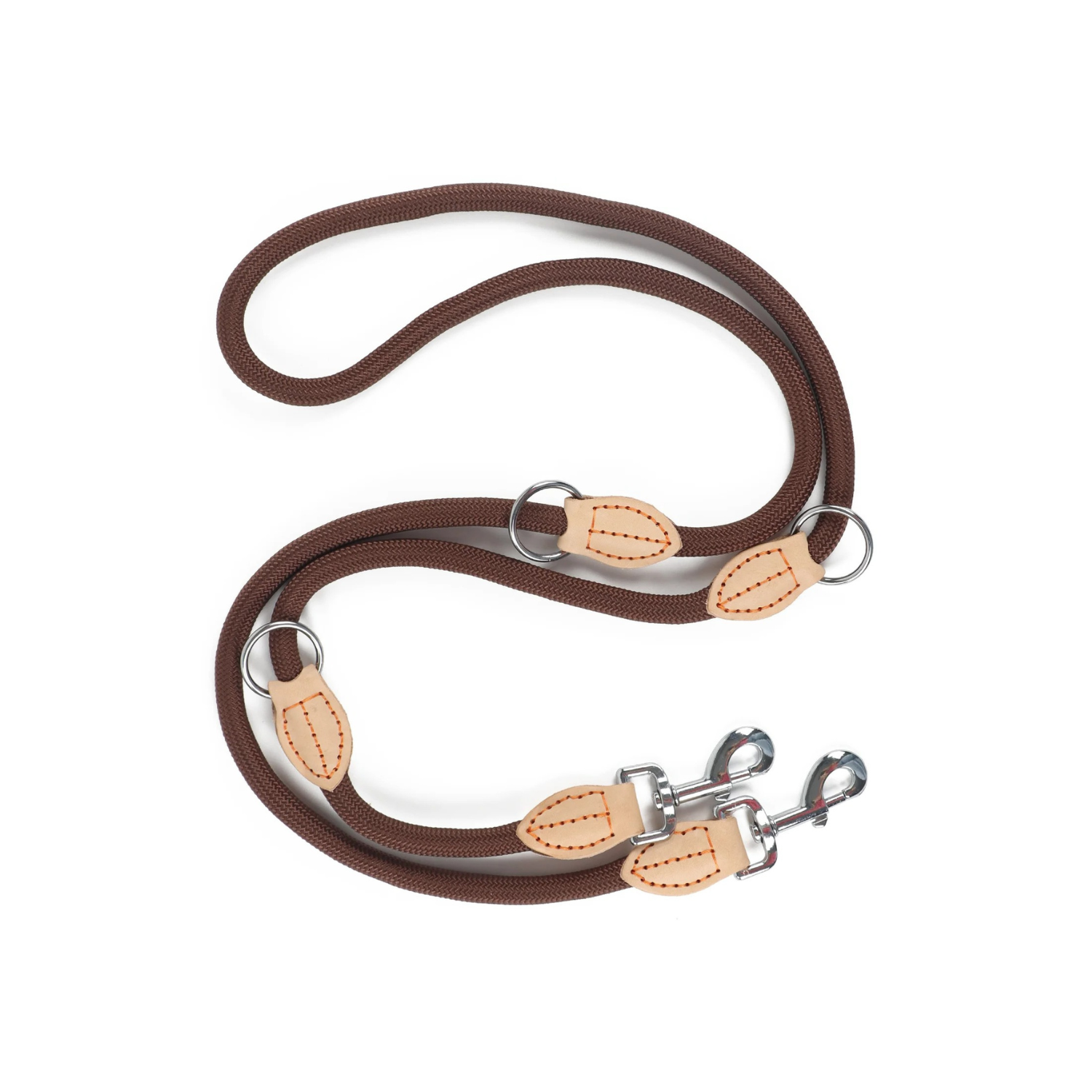 Laisse double en cuir coffee avec attaches argentées pour chien et collier.