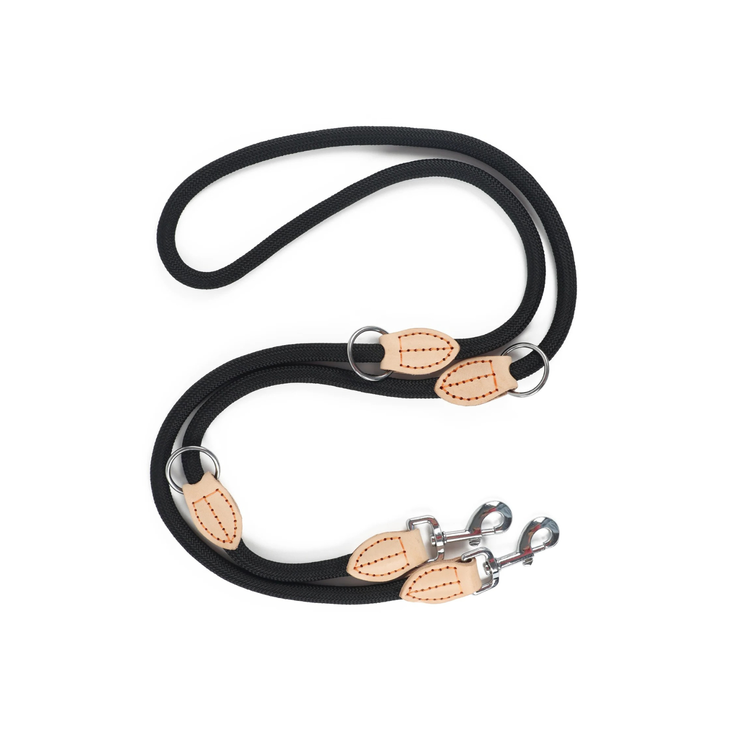 Laisse double noire avec finitions en cuir et mousquetons métalliques pour chien.