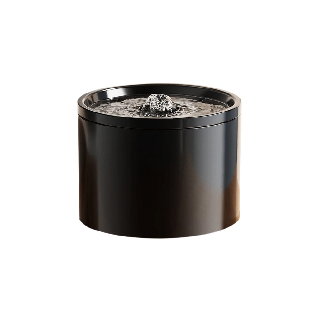 Fontaine en céramique noire pour chien, avec petit jet d'eau filtrée.