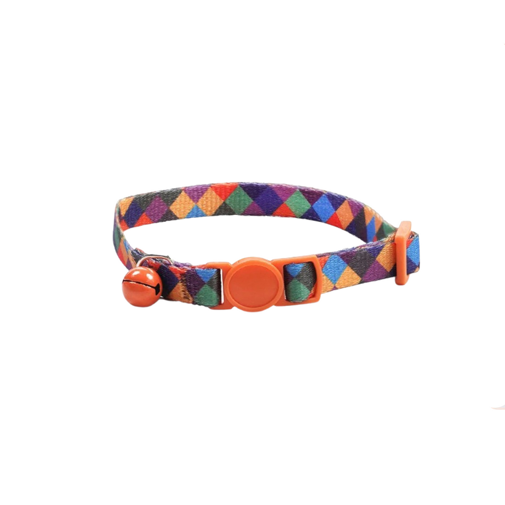 Collier chat coloré à motifs géométriques avec petite clochette orange, adapté chien et laisse.