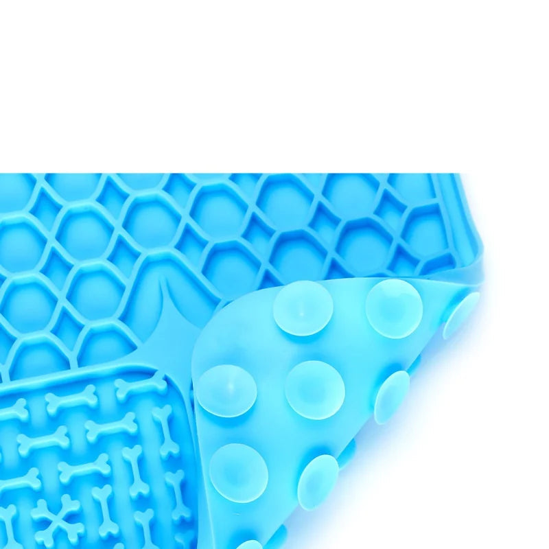 Tapis anti-glouton bleu pour chien avec texture à picots sous la gamelle et espace pour laisse et collier.
