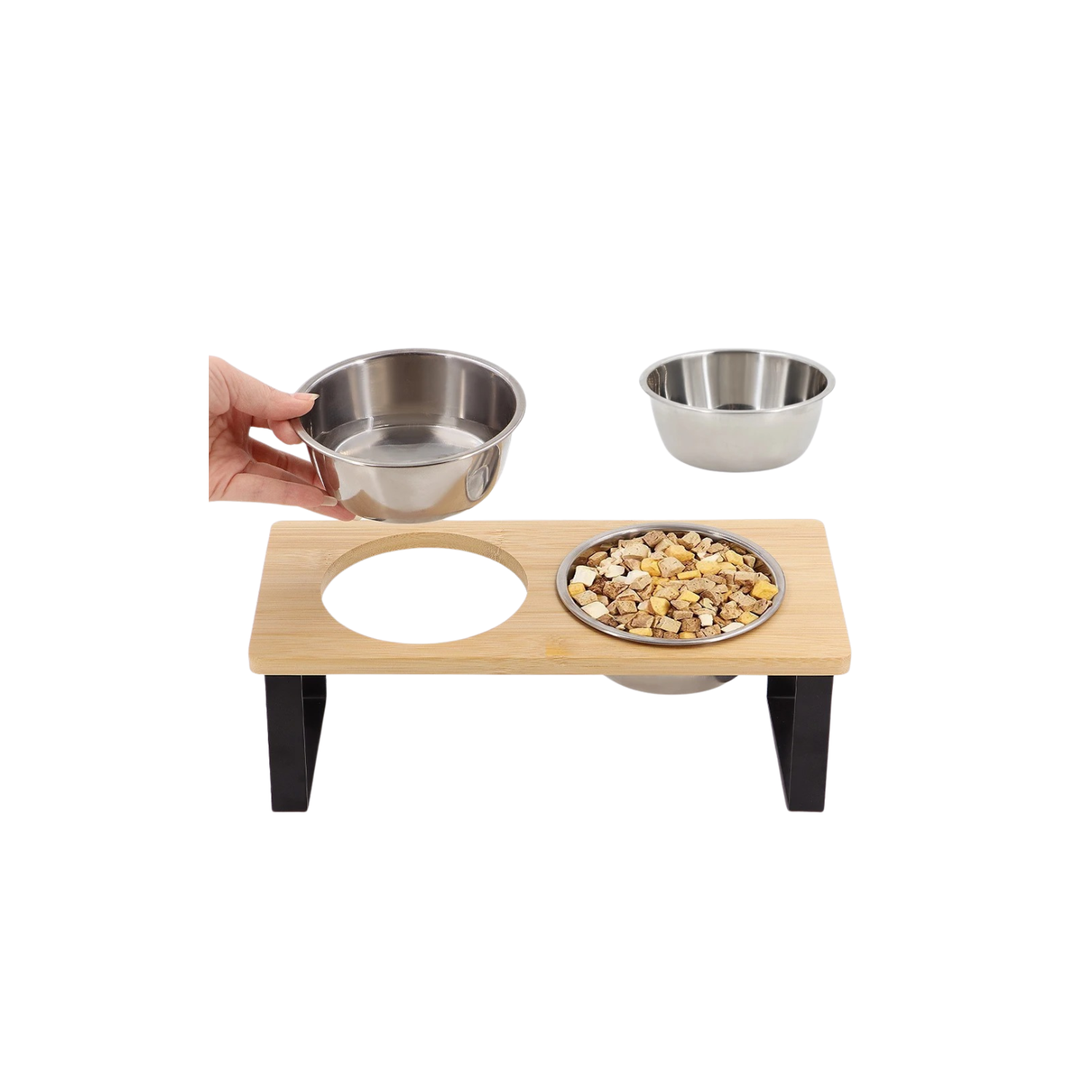 Gamelle chien en inox sur support bois surélevé noir avec croquettes, laisse et collier absents.