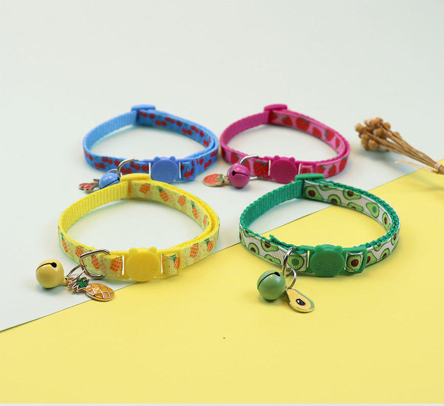 Colliers pour chien colorés avec grelots et motifs avocat, assortis à laisse et gamelle.