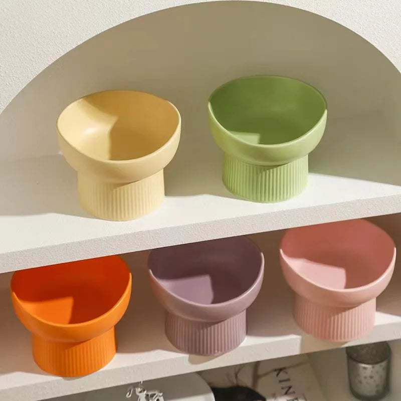 Gamelles en céramique surélevées colorées pour chien, associées à collier et laisse.