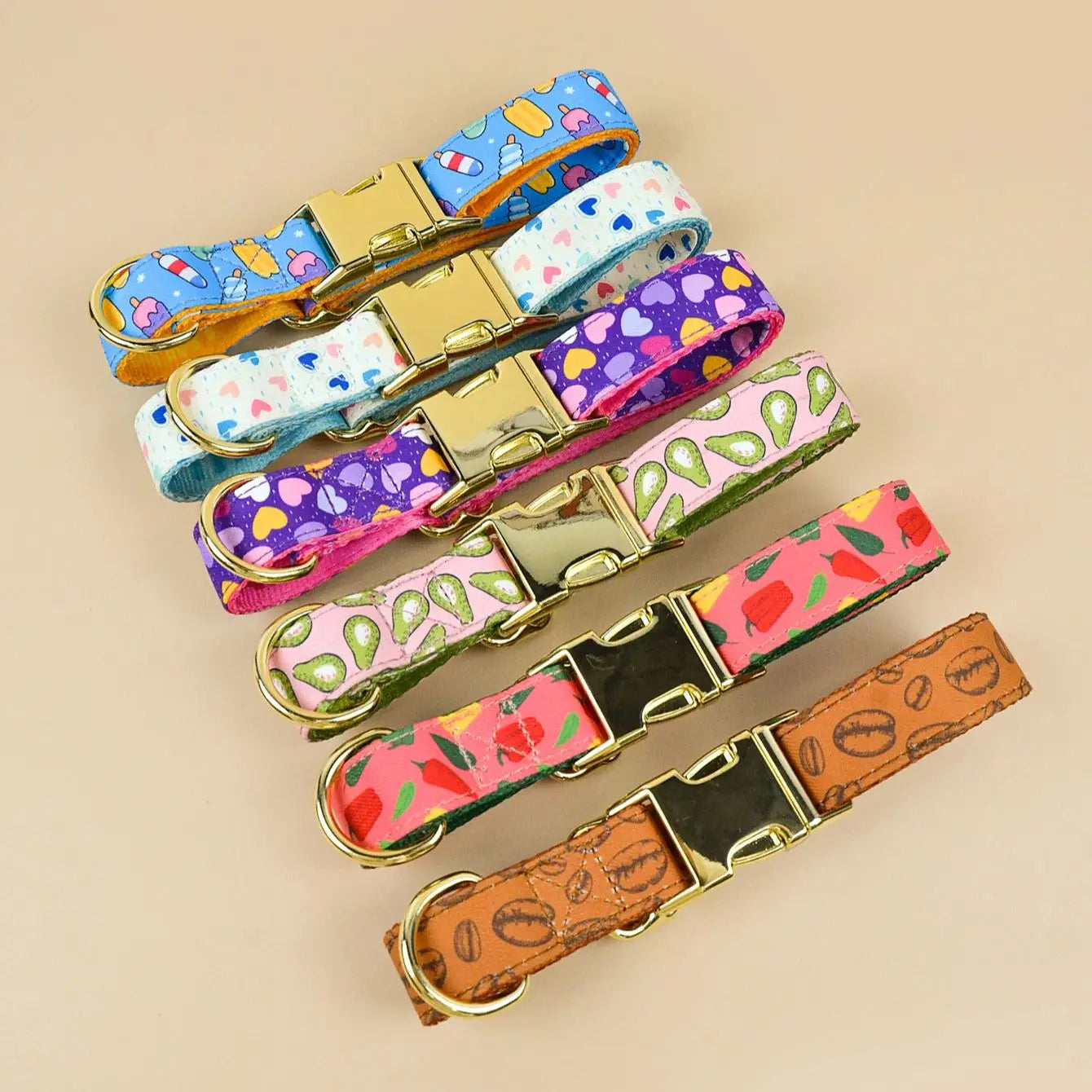 Colliers pour chien colorés avec boucles métalliques dorées, motifs variés et lanières solides.