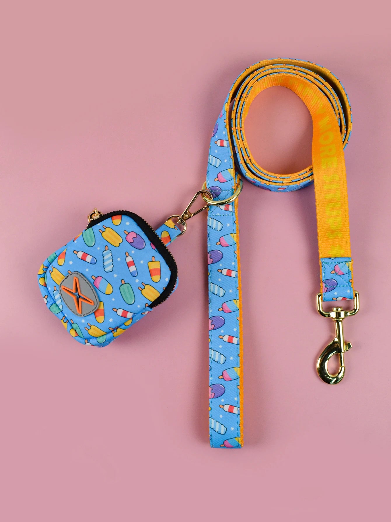 Laisse pour chien bleue et jaune avec sac à friandises motif crème glacée.
