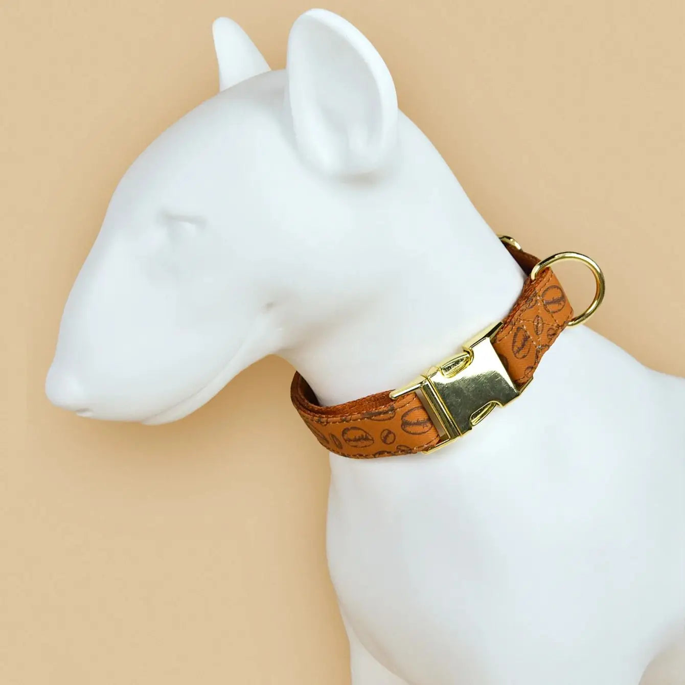 Collier chien marron en cuir avec boucle métal doré, coordonné laisse et gamelle.