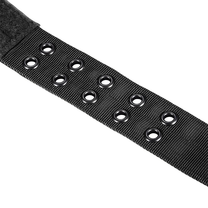 Collier chien noir style militaire en nylon avec œillets métalliques renforcés.