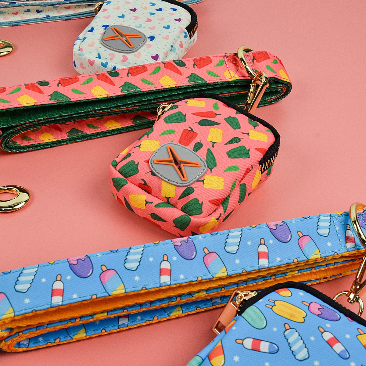 Laisse et gamelle pour chien motifs glace colorés avec collier assorti en rose et bleu.