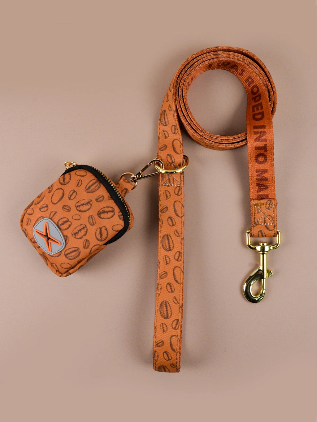Laisse pour chien coffee avec sac ramasse-crottes assorti en cuir marron et collier inclus.