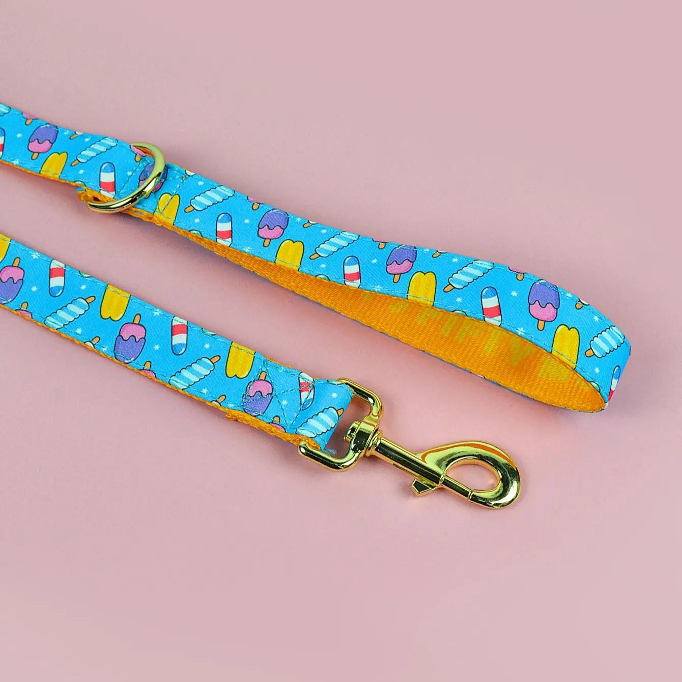 Laisse chien corde bleu motifs glaces avec boucle métal doré.