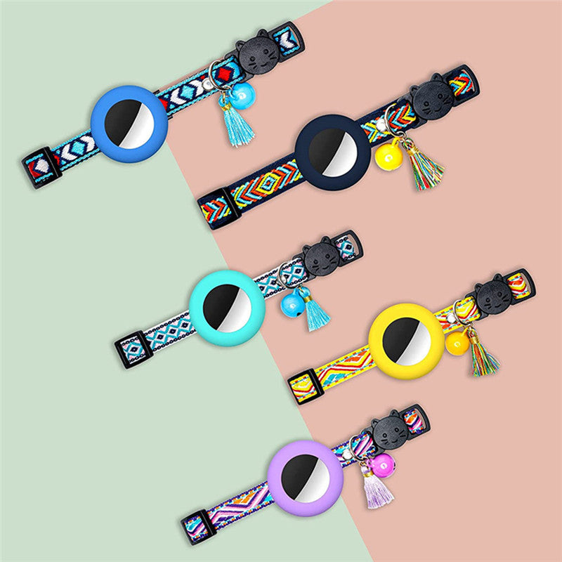 Colliers pour chien avec motifs tattoo colorés, médaillons ronds et breloques assorties.