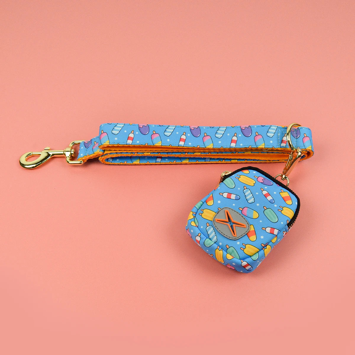 Laisse bleu à motifs glaces avec petit sac assorti pour chien.