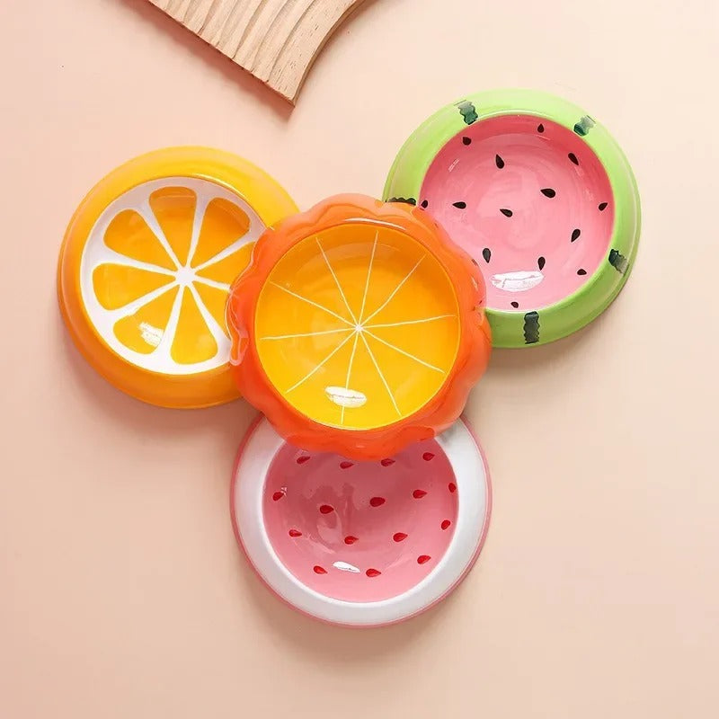 Gamelle en céramique colorée orange, pastèque et fraise pour chien avec laisse et collier assortis.