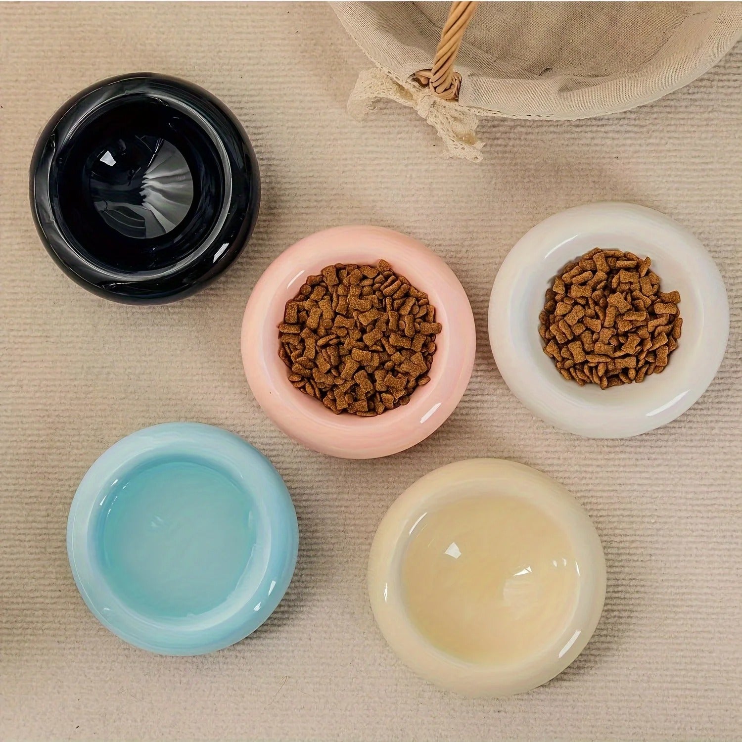 Gamelles en céramique colorées pour chien avec croquettes, assorties à collier et laisse.