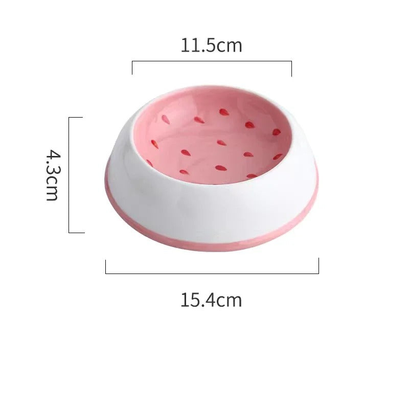 Gamelle en céramique rose pour chien avec motifs fraise, dimensions 15,4x11,5x4,3 cm, assortie à laisse et collier.
